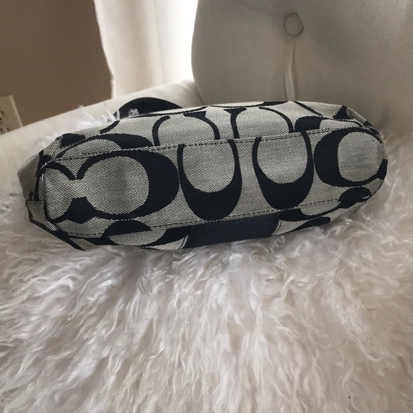 Coach Signature small purse. - Picture 4 of 7